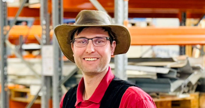 David Zschumme, Sachverständiger für das Dachdeckerhandwerk, bei der Arbeit
